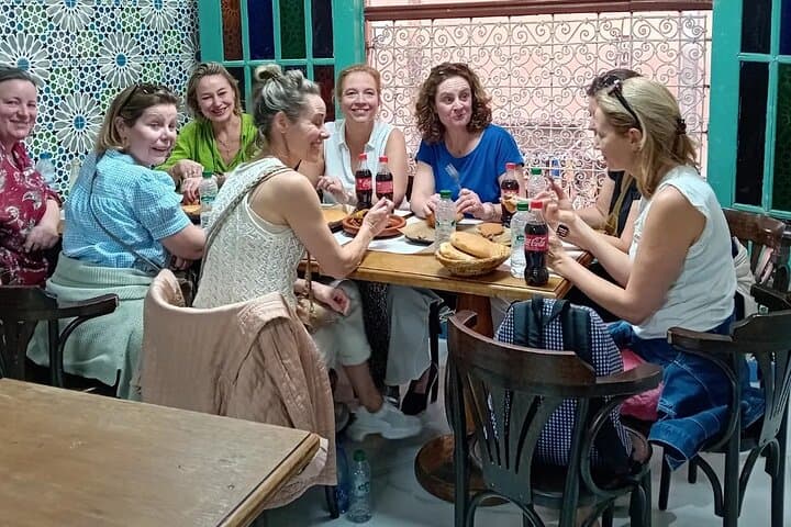 Visite gastronomique privée à Marrakech, dégustations locales, histoires et sites touristiques.