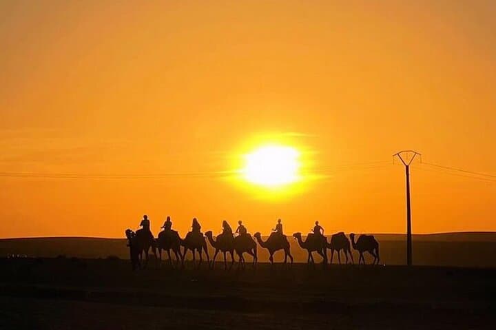 Agafay Desert Sunset Camel Ride & Dinner avec spectacle de feu