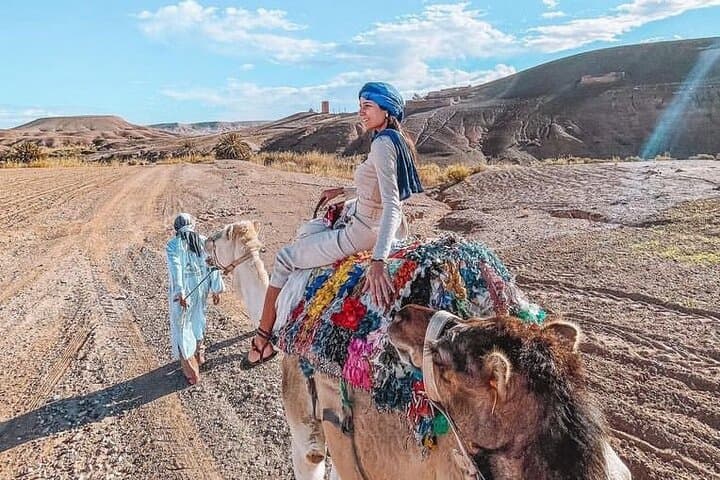 Agafay Desert Sunset Camel Ride & Dinner avec spectacle de feu