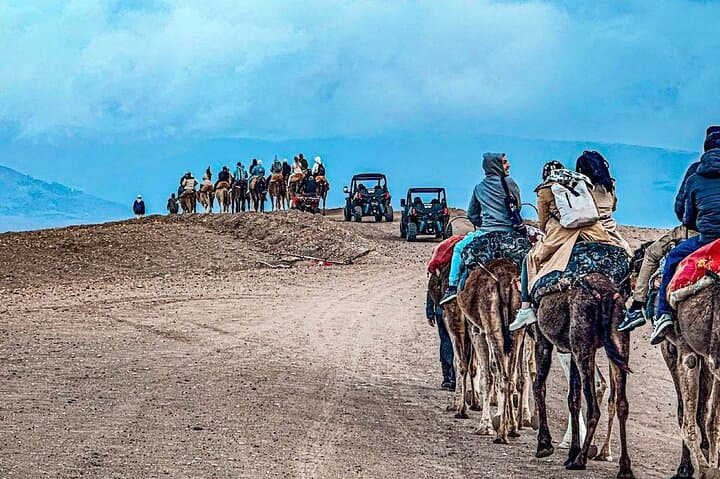 Agafay Desert Sunset Camel Ride & Dinner avec spectacle de feu