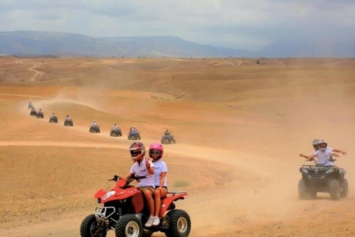 Dîner spectacle dans le désert d'Agafay avec quad et chameaux