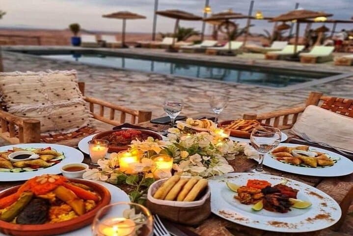 Dîner spectacle dans le désert d'Agafay avec quad et chameaux