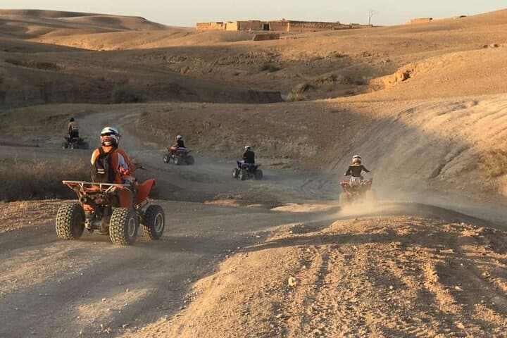 Dîner spectacle dans le désert d'Agafay avec quad et chameaux