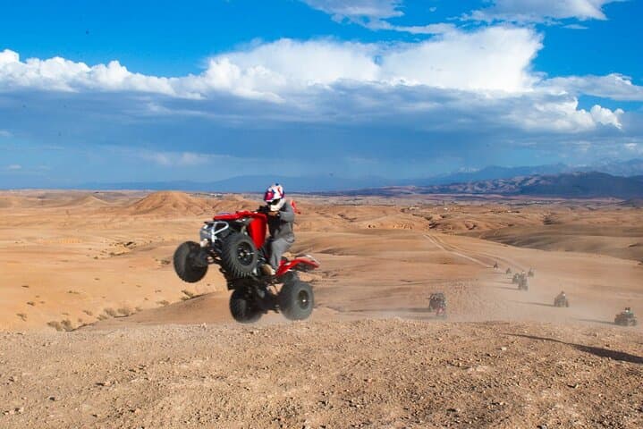 Dîner spectacle dans le désert d'Agafay avec quad et chameaux