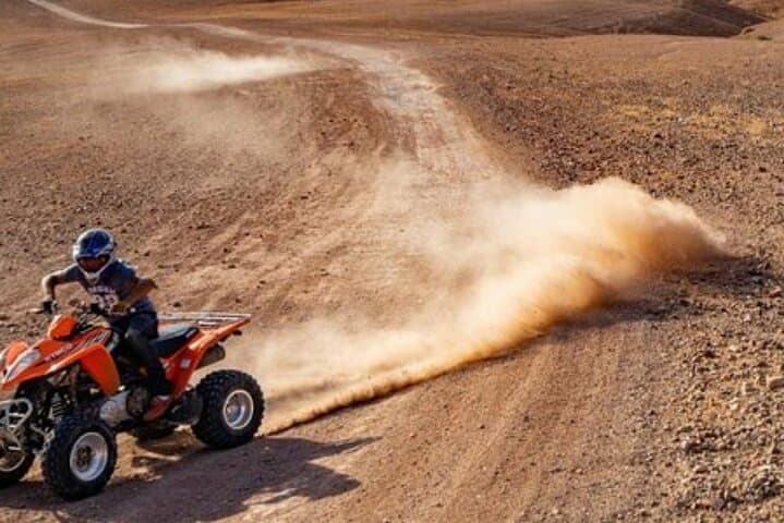 Dîner spectacle dans le désert d'Agafay avec quad et chameaux