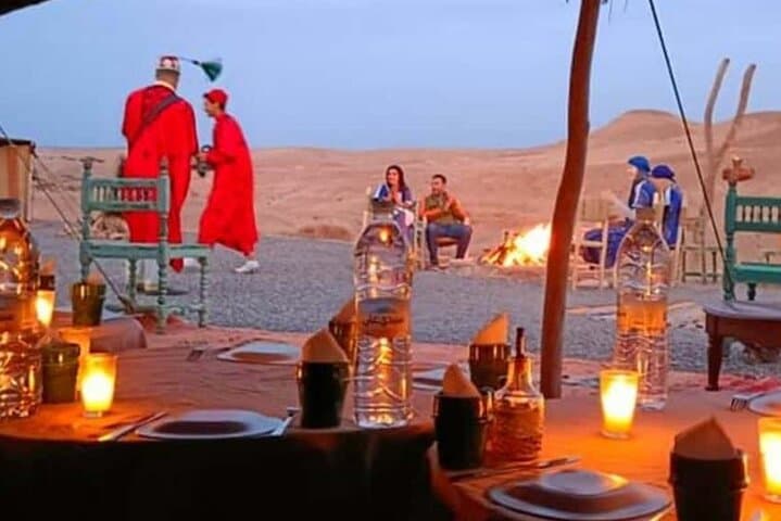 Dîner spectacle dans le désert d'Agafay avec quad et chameaux