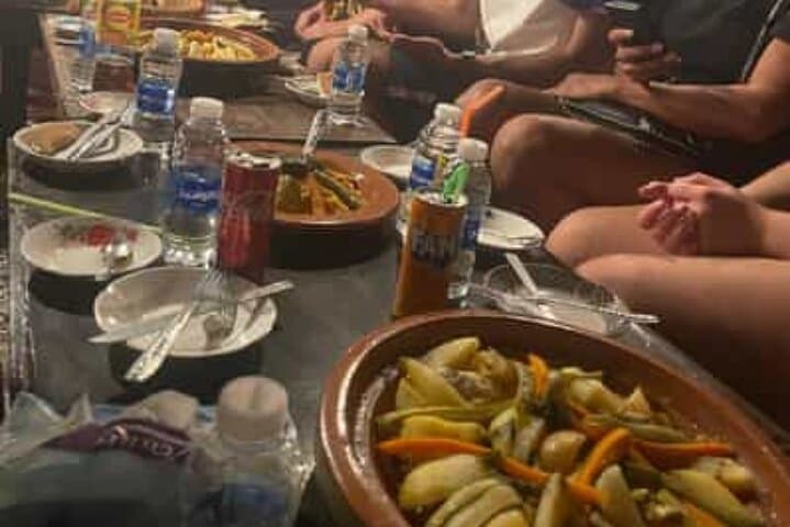 Dîner spectacle dans le désert d'Agafay avec quad et chameaux