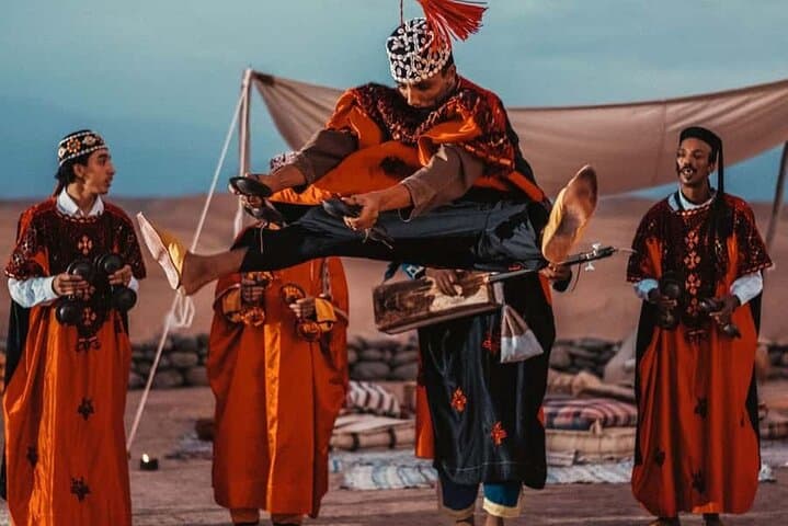 Dîner spectacle dans le désert d'Agafay avec quad et chameaux