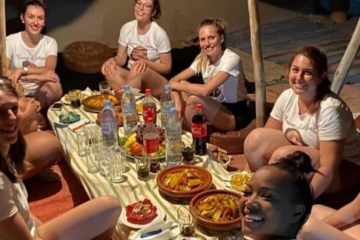 Dîner spectacle dans le désert d'Agafay avec quad et chameaux