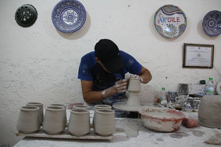 Atelier de poterie et de mosaïque à Fès animé par des artisans locaux