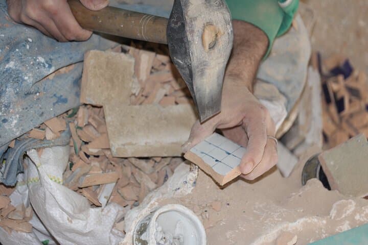 Atelier de poterie et de mosaïque à Fès animé par des artisans locaux