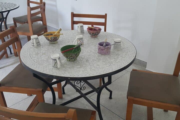 Atelier de poterie et de mosaïque à Fès animé par des artisans locaux