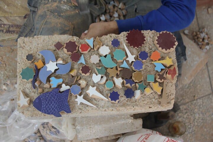 Atelier de poterie et de mosaïque à Fès animé par des artisans locaux
