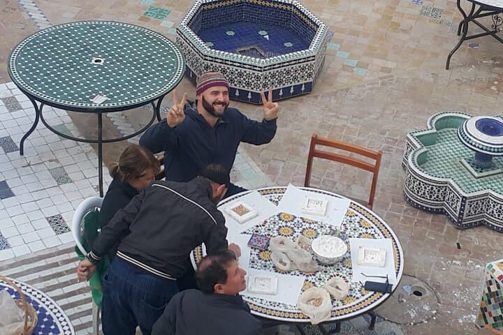 Atelier de poterie et de mosaïque à Fès animé par des artisans locaux